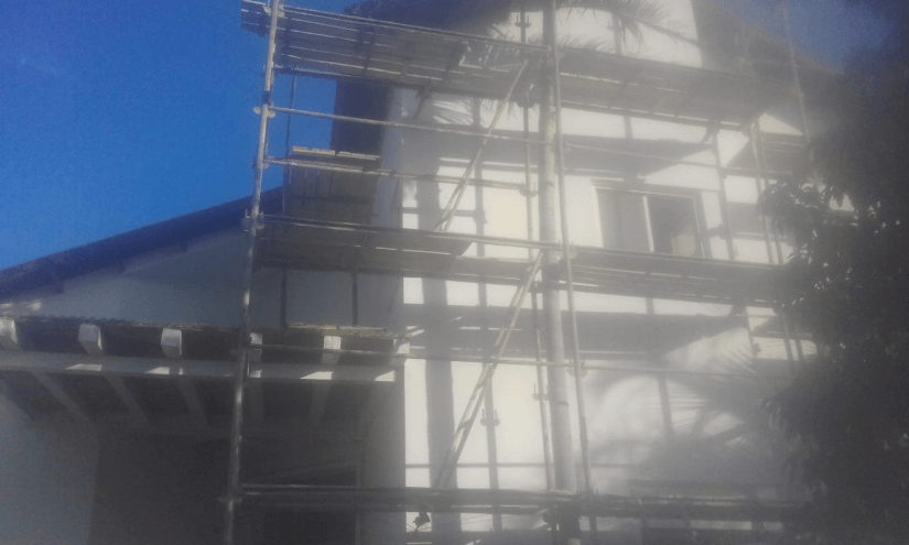 צביעת קירות חיצוניים בבניין